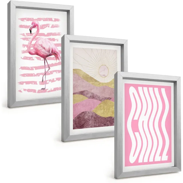 TULUP 4-Delige Schilderij Set - Roze flamingo's, pastelkleurig berglandschap, relaxte belettering - 20 x 30 cm - Stijlvolle Muurdecoratie - Kantoor - Interieur Decoratie Zilveren lijst