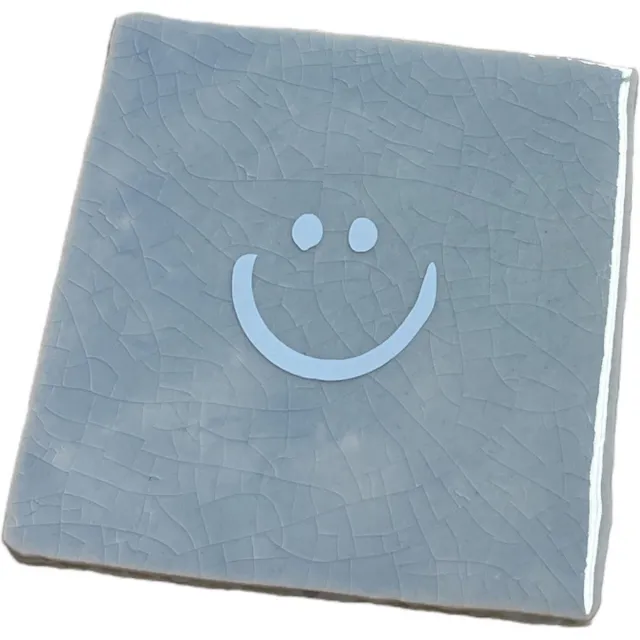 Bij ons onder de panne Hippe tegeltje met tekst: Smile Smiley | Serenity met pastel blauw | Gepersonaliseerde cadeau | Hippe Spreuktegel | Nieuwe woning cadeau | Housewarming cadeau