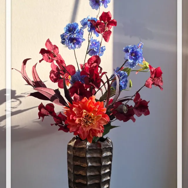 Let's Bloøm zijden boeket burgundy orange | Zijden bloemen | Rood | Roze | Blauw | Oranje | Trend kleur | Trend bloemen | Bloesem | Eucalyptus | Dhalia | Gerbera| Kunstbloemen | Kunsttakken | Kunstboeket