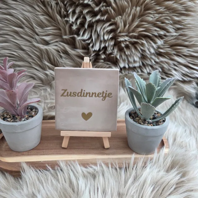 CreaCraft Robuust Wenstegeltje – Zusdinnetje – 10x10 cm – Lief Cadeau voor Zus of Beste Vriendin – Stijlvolle Wanddecoratie met Betekenis – Trendy nu – Decoratief Tegeltje met Standaard – Cadeau Idee - Tegeltje met tekst Beige/Goud