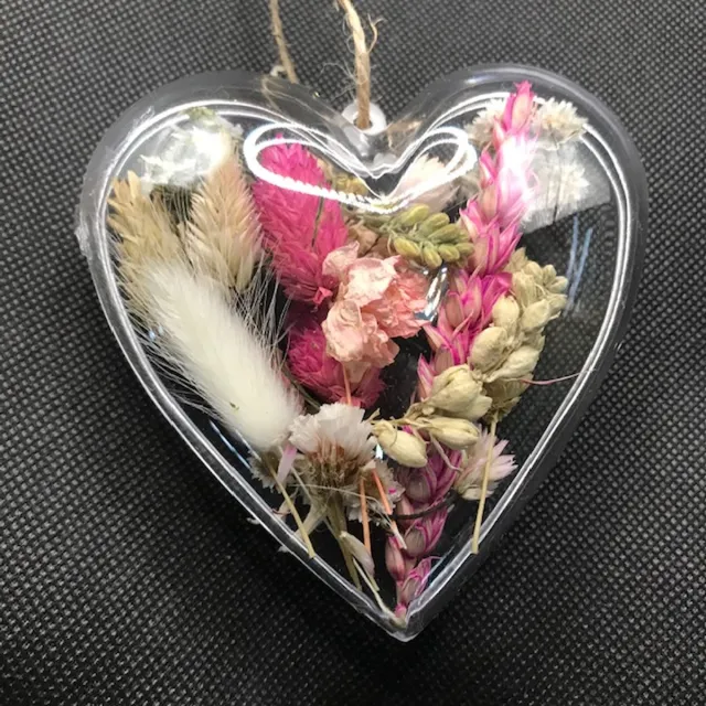 Geen merk en handgemaakt Transparant hart met droogbloemen - cadeau - bloemstuk - liefde - decoratie - woondecoratie - interieur - wensen - wenskaart - valentijn roze