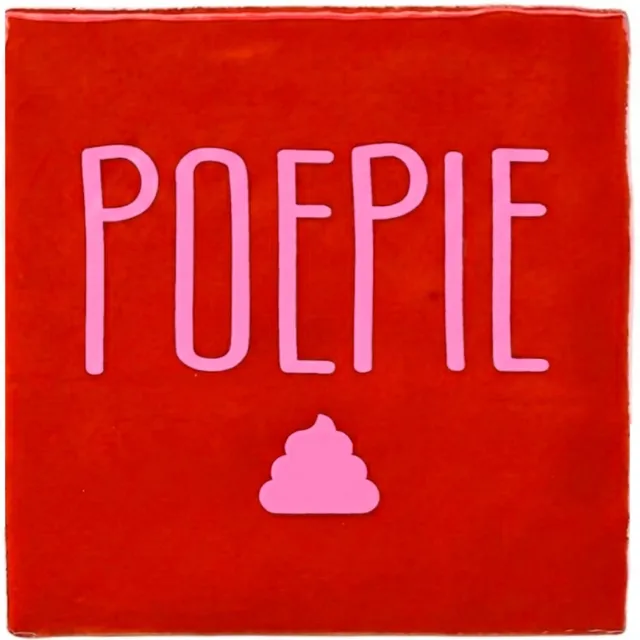 Snoes Spreuktegeltje “Poepie” – Grappig Liefde Tegeltje – Spaans Handvorm Keramiek – Rood Tegeltje met Roze Tekst – Cadeau voor Vriendin / Valentijn / Liefde – 10x10 cm
