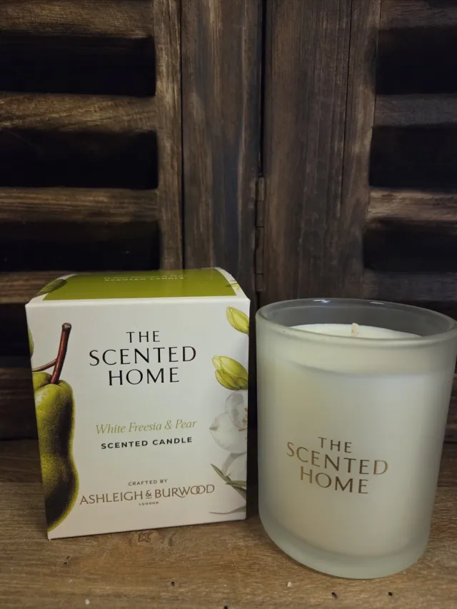 Ashleigh & Burwood London Ashleigh & Burwood White Freesia & Pear - geurkaars - 40 branduren - 1 stuk creme