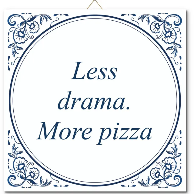 De Tegeltjesfabriek Tegeltje: Less drama. More pizza (met hangertje) wit en blauw