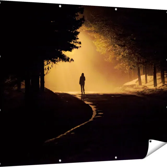 Gards Tuinposter Persoon op een Donkere Weg in het Bos - 150x120 cm - Tuindoek - Tuindecoratie - Wanddecoratie buiten - Tuinschilderij Multikleur