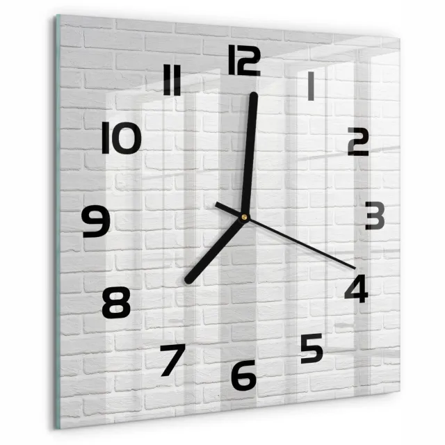TULUP Wandklok - Bakstenen muur Gekleurde Glazen Klok - 30x30 cm - Wit Glazen Klok Met Print - Zwarte handen - Vierkante Klok - Moderne Wandklok Glas - Wandklok Glas Decoratie