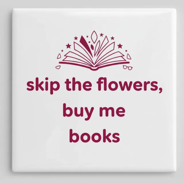 Nevolis Boekenliefhebber Quote Keramische Tegel “Skip the Flowers, Buy Me Books” – Minimalistische Lees Wanddecoratie – Decoratieve Tegel 15 × 15 cm Multi Color