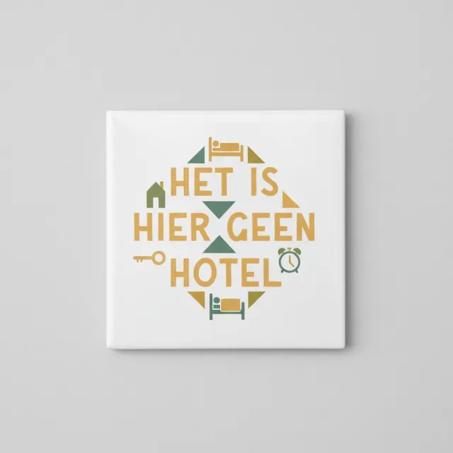 Nevolis Grappige Nederlandse Quote Keramische Tegel – “Het Is Hier Geen Hotel” – Speelse Woondecoratie voor Thuis – 15 × 15 cm Multi Color