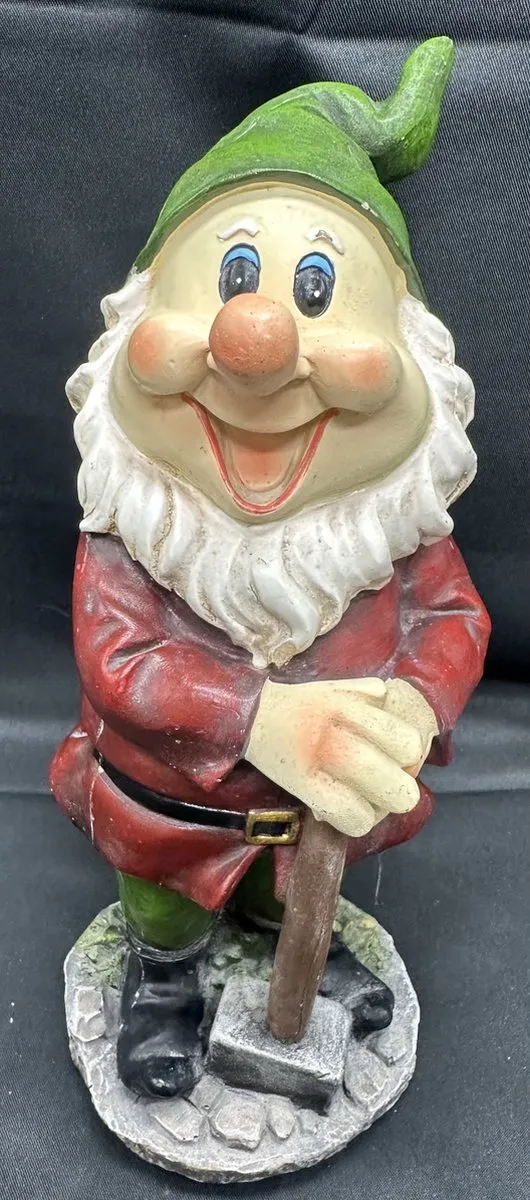Impuls Polyresin (tuin) kabouter "Kabouter met hamer" - meerkleurig - Hoogte 20 x 11 x 8 cm - Woonaccessoires - Tuinaccessoires - Tuindecoratie Meerkleurig - kabouter met hamer