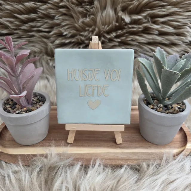 CreaCraft Robuust Wenstegeltje – Huisje vol liefde – Hip trendy tegeltje – 10x10 cm – Leuk Cadeau voor Vriendin, Zus, Juf, Collega of zomaar voor jezelf – Stijlvolle Woondecoratie – Trendy nu – Decoratief Tegeltje met Standaard – Cadeau Idee mintgroen/beige