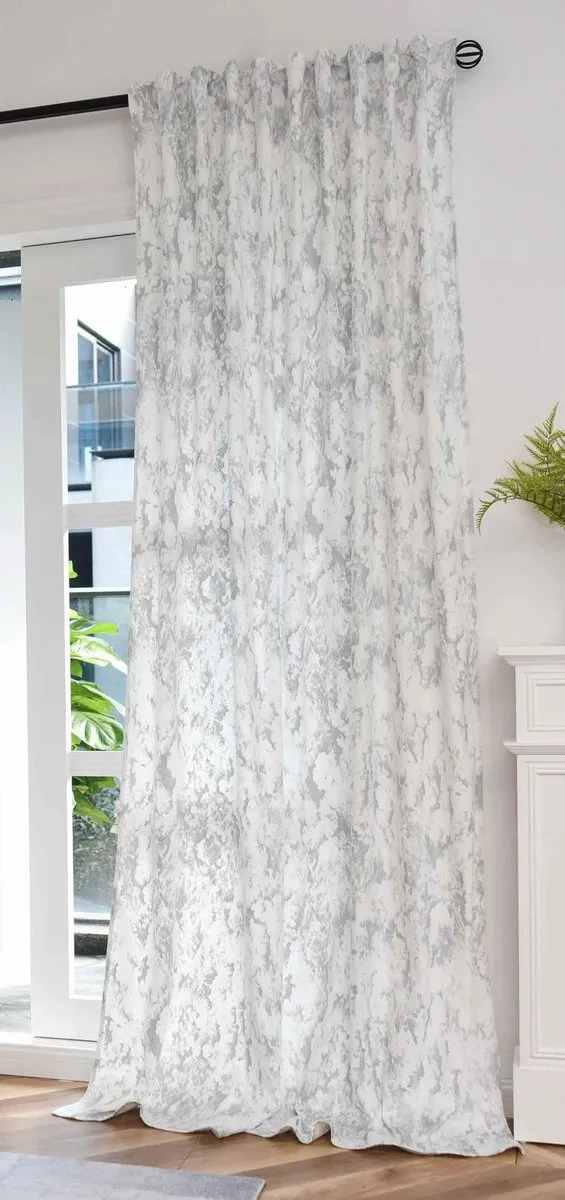 Unyqoos Elegant fluwelen gordijn met damast print en isolerende eigenschappen wit zilver