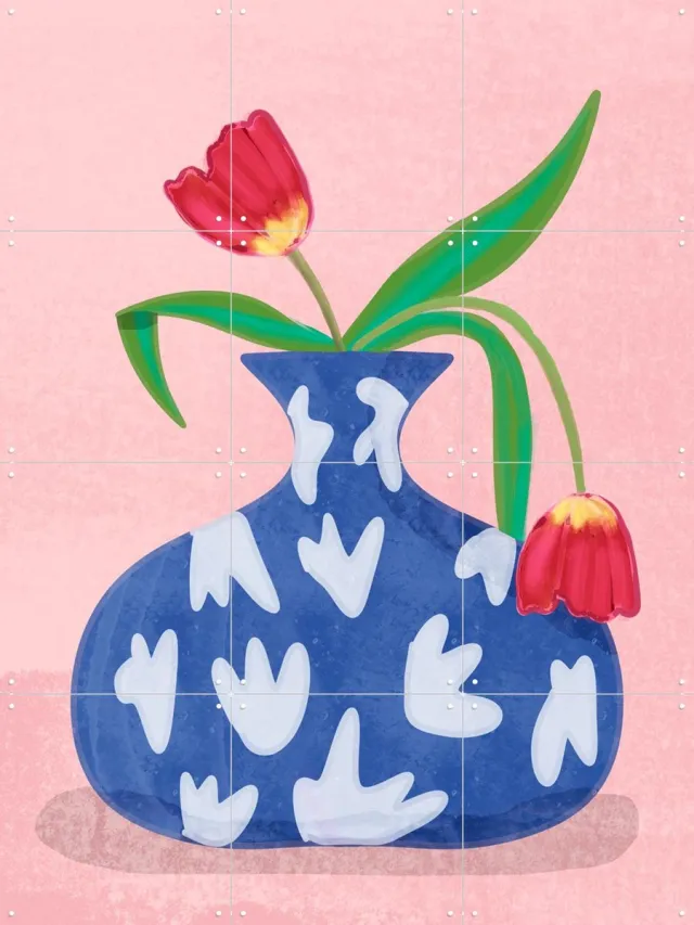 IXXI Tulpe in vase, Raissa Oltmanns - 60 x 80 cm - Grote wanddecoratie en posters - Digitale Kunst, Speels, Illustraties, Grafisch Ontwerp, Woonkamer Blauw / Roze
