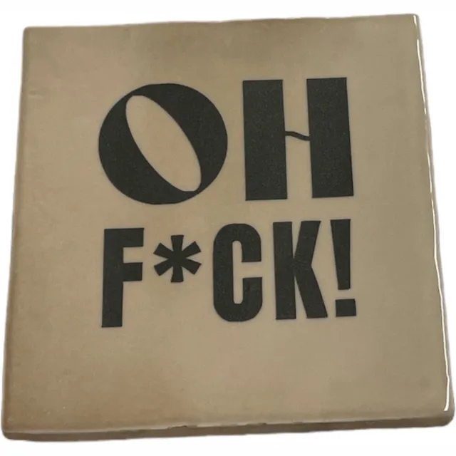 Bij ons onder de panne Hippe tegeltje met tekst: Oh Fuck | Beige met charcoal grijs | Gepersonaliseerde cadeau | Hippe Spreuktegel | Nieuwe woning cadeau | Housewarming cadeau