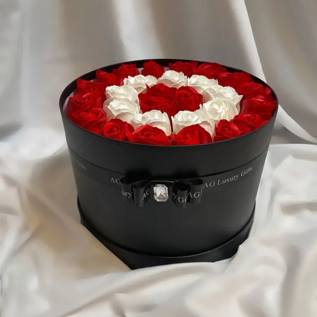 AG Luxurygift AG Luxurygifts rozen box - flowerbox - gift - cadeau - luxe - rozen - soap roses - rood - wit - rozen met geur - 28 rozen - kerstmis - Valentijnsdag - moederdag Rood , Wit