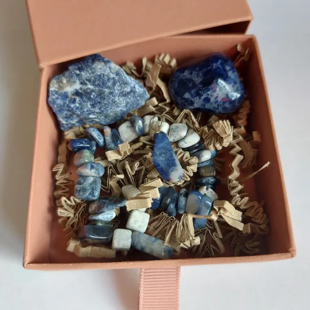 Natural Blooming Geboortemaand Edelsteen set - Oktober - Sodaliet - Gift - Bijzonder Cadeau - Ruwe Steen - Armband - Hanger -Spiritueel - Verjaardag blauw