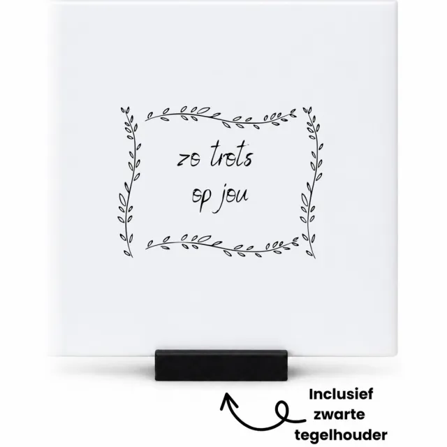 Hacebo Zo trots op jou cadeau geschenk compliment tegeltje met tegelhouder - Zo trots op jou - Zo trots op jou cadeau geschenk compliment - tegeltjes met tekst - Zo trots op jou cadeau geschenk compliment - spreuktegels - 10.8x10.8 CM Wit