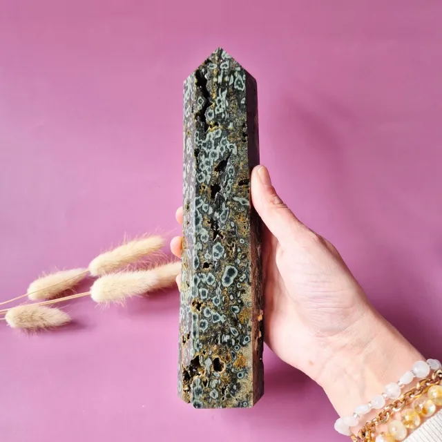 Moonlight Gemstones XL Druzy Oceaan Jaspis Edelsteen toren A+ Kwaliteit - Ocean Jasper 784g (22x5cm) Meerkleurig