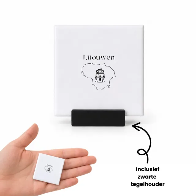 Hacebo Litouwen tegeltje met tegelhouder - Piloot - Toeristen - tegeltjes met tekst - Must go - Lithuania travel guide - Accessoires - Cadeau - Gift - Geschenk - spreuktegels - 4.8x4.8 CM Wit
