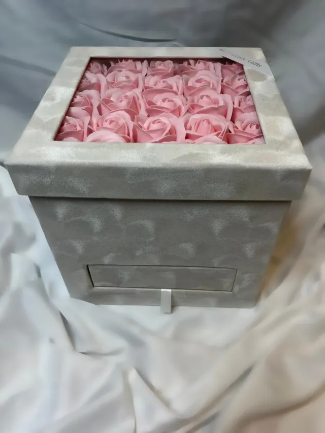 AG Luxurygift Rozen - gift box - AG Luxurygifts rozen box - Valentijnsdag cadeau - cadeau tip - flower box - velvet cadeau - soap roses - Moederdag Cadeau