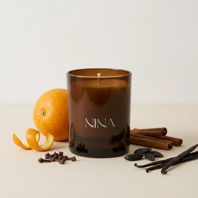 Nina Studio Geurkaars Spice – Sinaasappel, Kaneel & Vanille – 200 g Sojawas – Wintercollectie – Handgemaakt wit