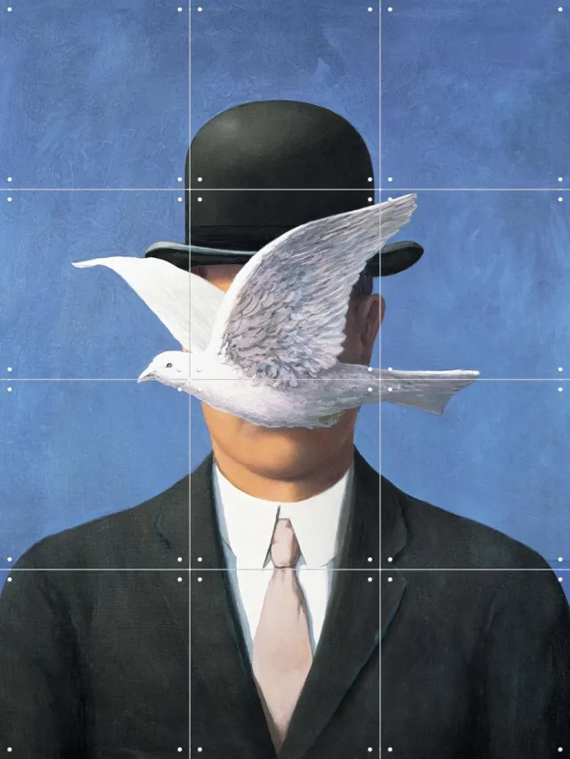 IXXI L'Homme au chapeau melon (1964), Magritte & Standaard Uitgeverij - 60 x 80 cm - Grote wanddecoratie en posters - Modern, Retro, Surrealisme Blauw / Wit