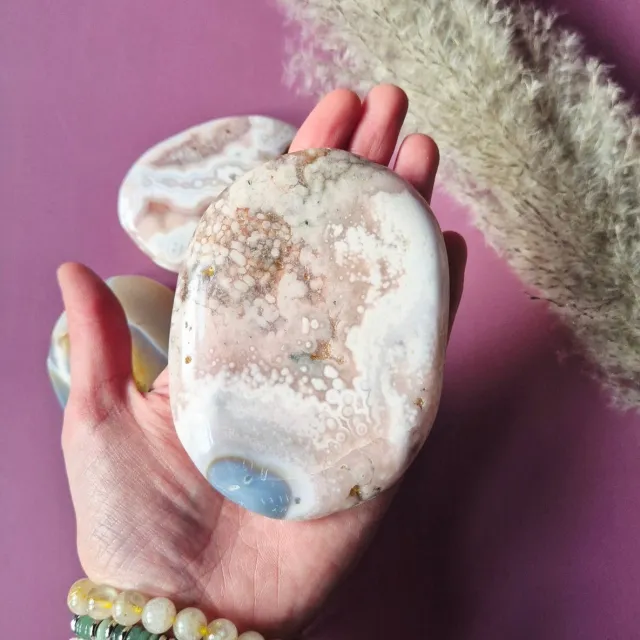 Moonlight Gemstones Cherry Blossom Agate Platte Handsteen – ca. 8-10 cm - Palmsteen / Worrystone / Zorgensteen Edelsteen