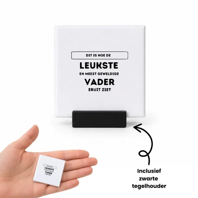 Hacebo Dit is hoe de leukste en meest geweldige vader eruit ziet tegeltje met tegelhouder - Vader - Familie mensen met een vader - tegeltjes met tekst - Vaderdag - Cadeau - spreuktegels - 4.8x4.8 CM Wit