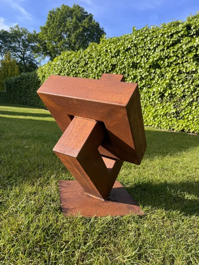Tuinbeeld Square Shift – Moderne Stalen Tuinsculptuur | Handgemaakte Abstracte Metaalkunst | Roestige Geometrische Buitendecoratie Bruin