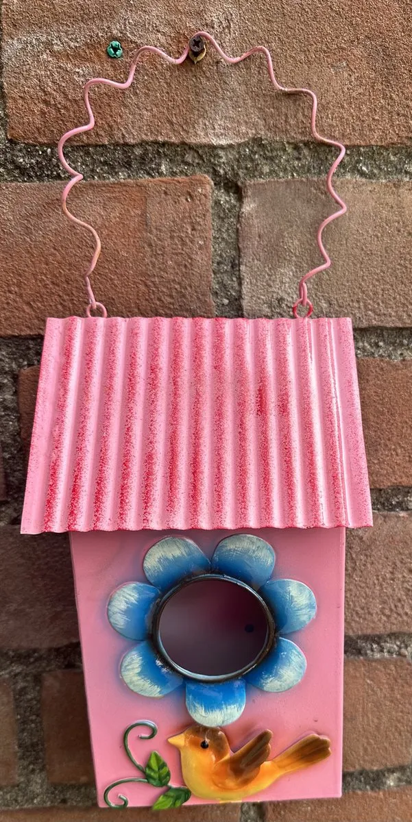 Impuls Metalen (tuin) decoratie "vogelhuisje" met bloem en vogel - roze + meerkleurig - hoogte 35 x 15 x 6.5 cm - Tuinaccesoires - Tuindecoratie - Vogelhuisjes
