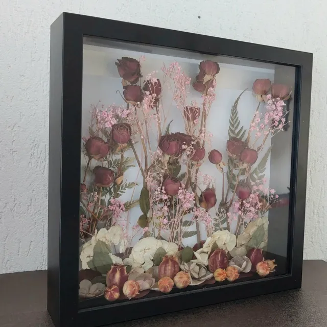 Bloemen en Decoratie 4U Bloemen shaduwsdoos versiert met droogbloemen/ 27 B x 27 L x6 H shadow box frame with flowers/ wandgemonteerde Shadow Box / mooi cadeau voor alle gelegenheden rood, roze, wit, groen