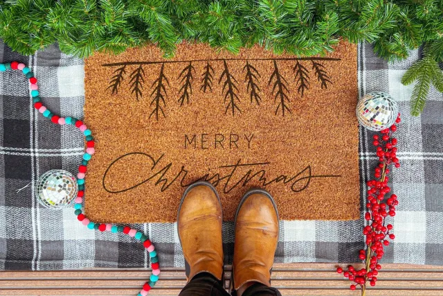 Laser Point Merry Christmas | 90x60 cm | Nieuwe huis cadeau | Ingangsmat | Deurmat met stijl | Verhuizing cadeau | Praktisch & trendy | Perfect voor binnenkomst | Cadeau voor nieuwe woning bruin | zwart (gravering 90x60)
