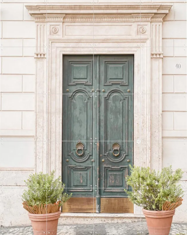 IXXI The Green Door in Rome, Henrike Schenk - 80 x 100 cm - Grote wanddecoratie en posters - Klassiek, Vintage, Fotografie, Gang, Woonkamer, Gebouwen Groen / Lichte tinten