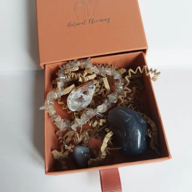 Natural Blooming Geboortemaand Edelsteen setje - Mei - Agaat - Gift - Armbandje - Ruwe Steen - Bijzonder Cadeau - Spiritueel - Verjaardag wit
