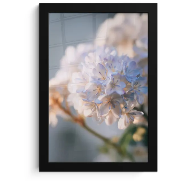 FrameYourWall Poster in lijst - Fotolijst 20x30 cm - Posters - Bloemen - Lichtblauw - Wazig - Trosje - Posterlijst zwart - Decoratie - Wanddecoratie woonkamer - Muurdecoratie slaapkamer