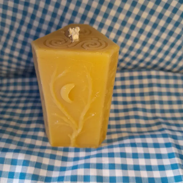 cailleagh's candles and gifts Bijenwas stompkaars met 3 maanstanden geel