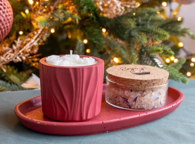 LiZ-e Geschenkset ovalen schotel met kaars en badzout - Handgemaakt van Duurzaam Jesmonite met Sojawaskaars, Glittereffect en Decoratieve Bloempjes – Luxe en Milieuvriendelijke Decoratie voor Huis, Cadeau, Kerst, Oudjaar, Nieuwjaar - Wijn Rood