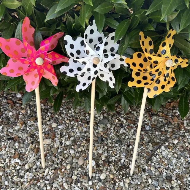 Impuls Set van 3 windmolens - kunststof+houten steker "bolletjes motief"- meerkleurig - dia 17 cm x hoogte 48 cm - Tuinaccessoires - tuinstekers Meerkleurig - bolletjes motief