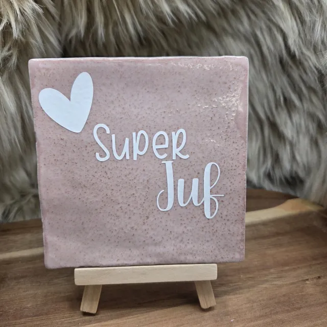 CreaCraft Robuust Wenstegeltje – Super Juf – Cadeau einde schooljaar, Juffendag, afscheid of zomaar – Trendy nu – Wanddecoratie – Sfeervol en Persoonlijk – Zomaar - Incl standaard - Ingepakt cadeauverpakking Robuust lichtroze/Wit