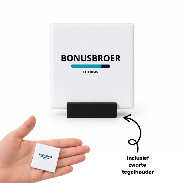 Hacebo bonusbroer loading tegeltje met tegelhouder - Broer - ochtendkoffie laden - tegeltjes met tekst - verjaardagscadeau - verjaardag - cadeau - cadeautje voor broer - broer artikelen - kado - geschenk - gift - spreuktegels - 4.8x4.8 CM Wit