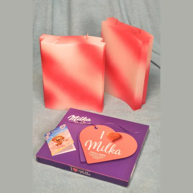 Adamo kaars met 2 pitten, de Valentijnsdag 2022 editie - Nu met gratis grote doos Milka pralines - Gemaakt door Candles by Milanne - BEKIJK VIDEO rood