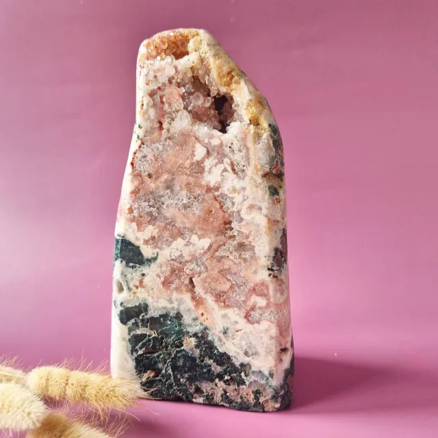 Moonlight Gemstones XL A+ Edelsteen Druzy Pink Amethist Geode Freeform van 1800gram Statement Piece Meerkleurig