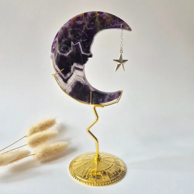 Moonlight Gemstones Dream Amethist Maan op Goudkleurige Standaard – 10cm #2 - Edelsteen Gezicht Gravure Spiritueel Interieur Meerkleurig