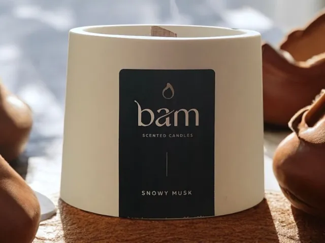 Bam Kaarsen Snowy Musk Geurkaars – Cone Collectie – Houten Wiek – Wit Handgemaakt Potje – 100 g – 30 Branduren