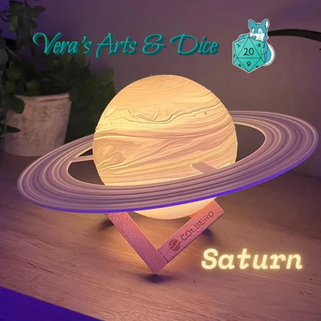Vera's Arts & Dice Saturnus met Ringen Lamp | Vera's Arts & Dice | 16 Verschillende Kleuren | Planeet Lampen | LED Lamp | Oplaadbaar Dimbaar Stroboscoop Effect Aanraak Gevoelig Afstandsbediening | 3D Print Handmade | Lampen Sfeerverlichting | Slaapkamer Woonkamer