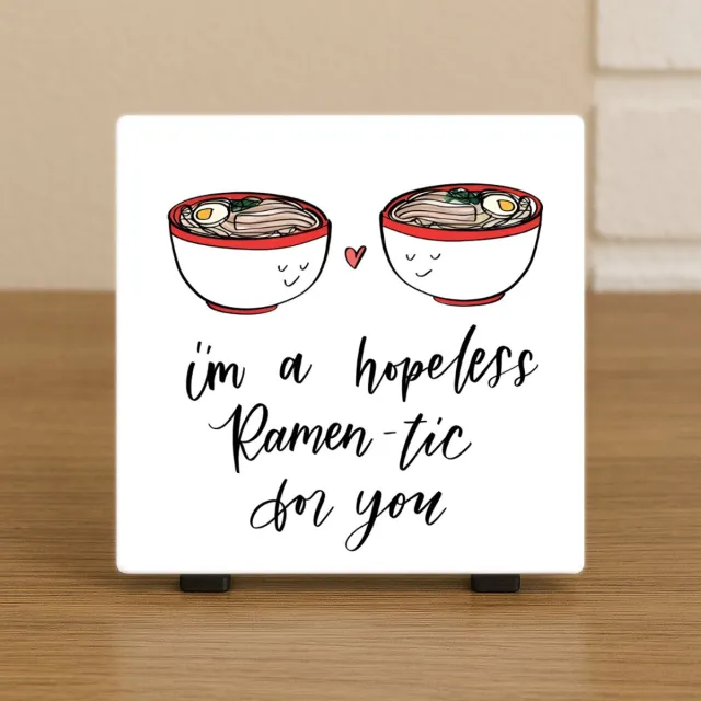 CreaCraft Wenstegeltje "I’m a Hopeless Ramen-tic for You” – Noodle Bowls Decoratie – Spreuktegel – Stijlvolle Woondecoratie met Boodschap – Trendy nu– Hip trendy tegeltje – Cadeau – Zomaar – Dec – Incl standaard Illustratie
