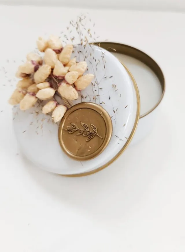 Minis Gifts Kaars in Blik met Droogbloemen en Gouden Waxzegel – Stijlvol Cadeau voor Kerst, Verjaardag of Bruiloft Wit