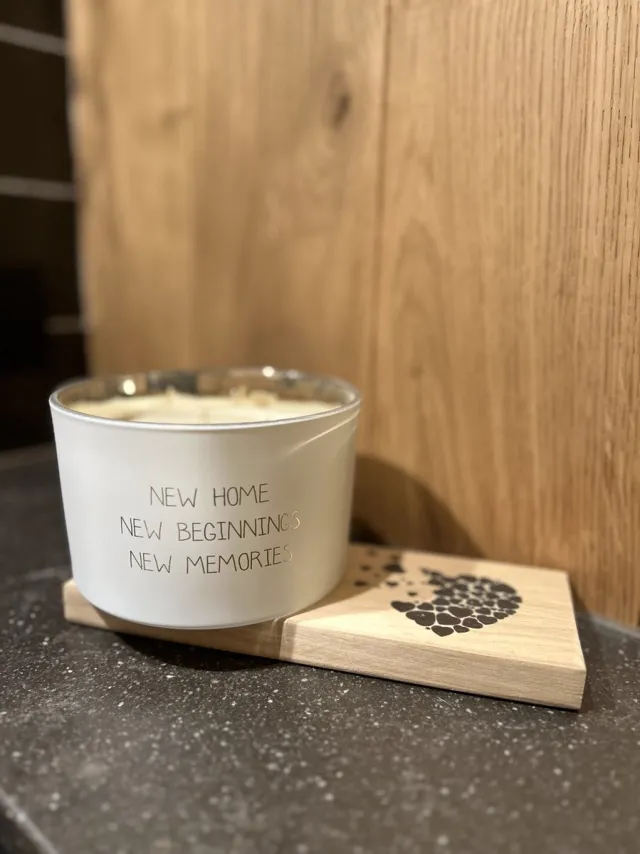 Creaties van hier SOJAKAARS MAT met houten plankje - NEW HOME, NEW BEGINNINGS... - FRESH COTTON - Nieuwe woning wit