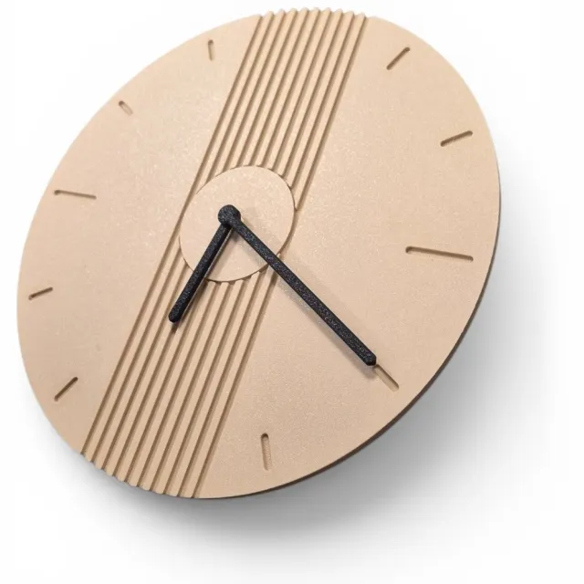 Ri-Sales Moderne Design Wandklok Ø25 cm – Houtkleurig met Zwarte Wijzers - Reliëf Details