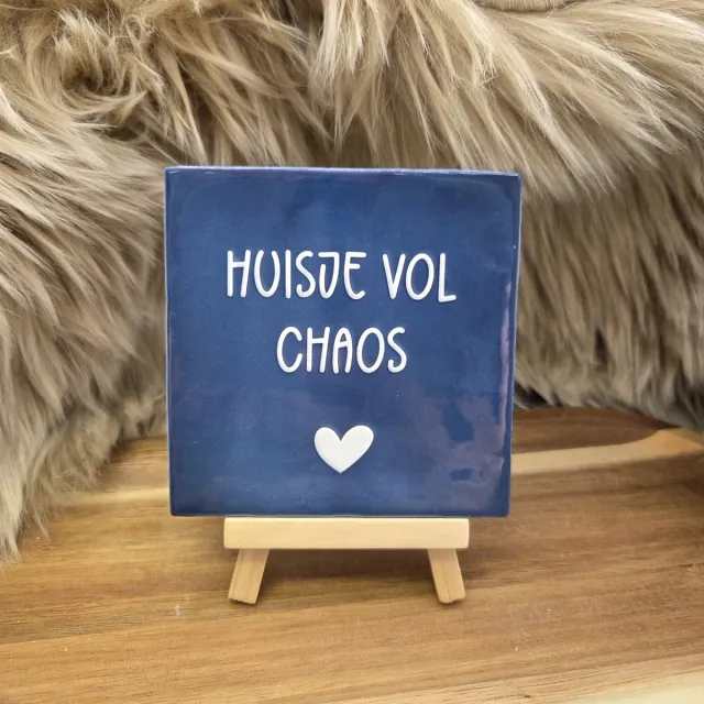 CreaCraft Robuust Wenstegeltje – Huisje vol Chaos – Hip trendy tegeltje – Wanddecoratie – Cadeau voor Nieuwe Woning, Housewarming of Gezinscadeau – Sfeervol en Persoonlijk - Vriend(in) – Trendy nu – Decoratief Tegeltje met Standaard – Cadeau Idee Donkerblauw/Wit