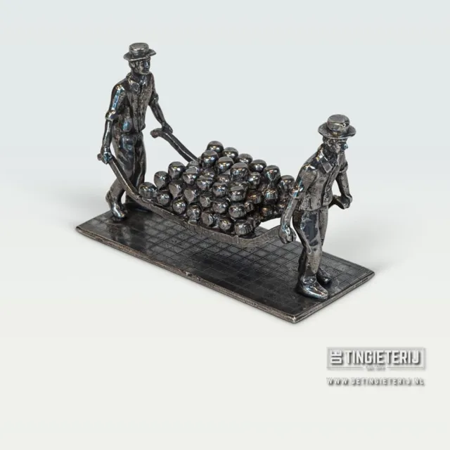 De tingieterij Beeldje Kaasdrager - Typisch Alkmaar - Holland souvenir - Oude ambacht- Miniatuur kaas - Oerhollands - Relatiegeschenk kaasboer - Cadeau kaasboerderij - luxe geschenk Zilver